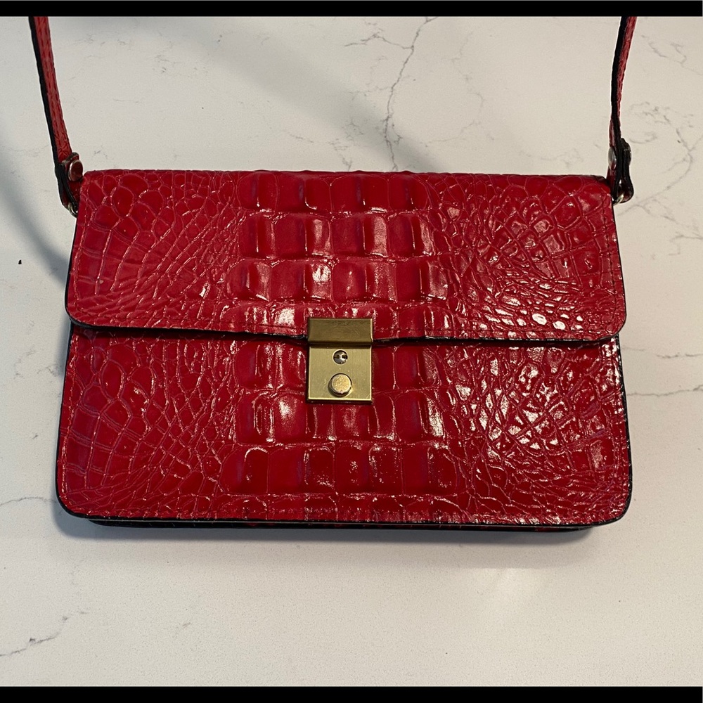 ✨Vintage Red Embossed Leather Purse